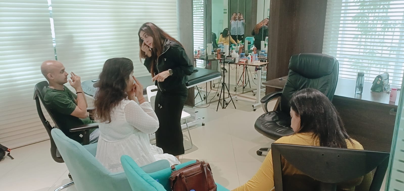A calm hypnotherapy consultation room in Mumbai for stress management